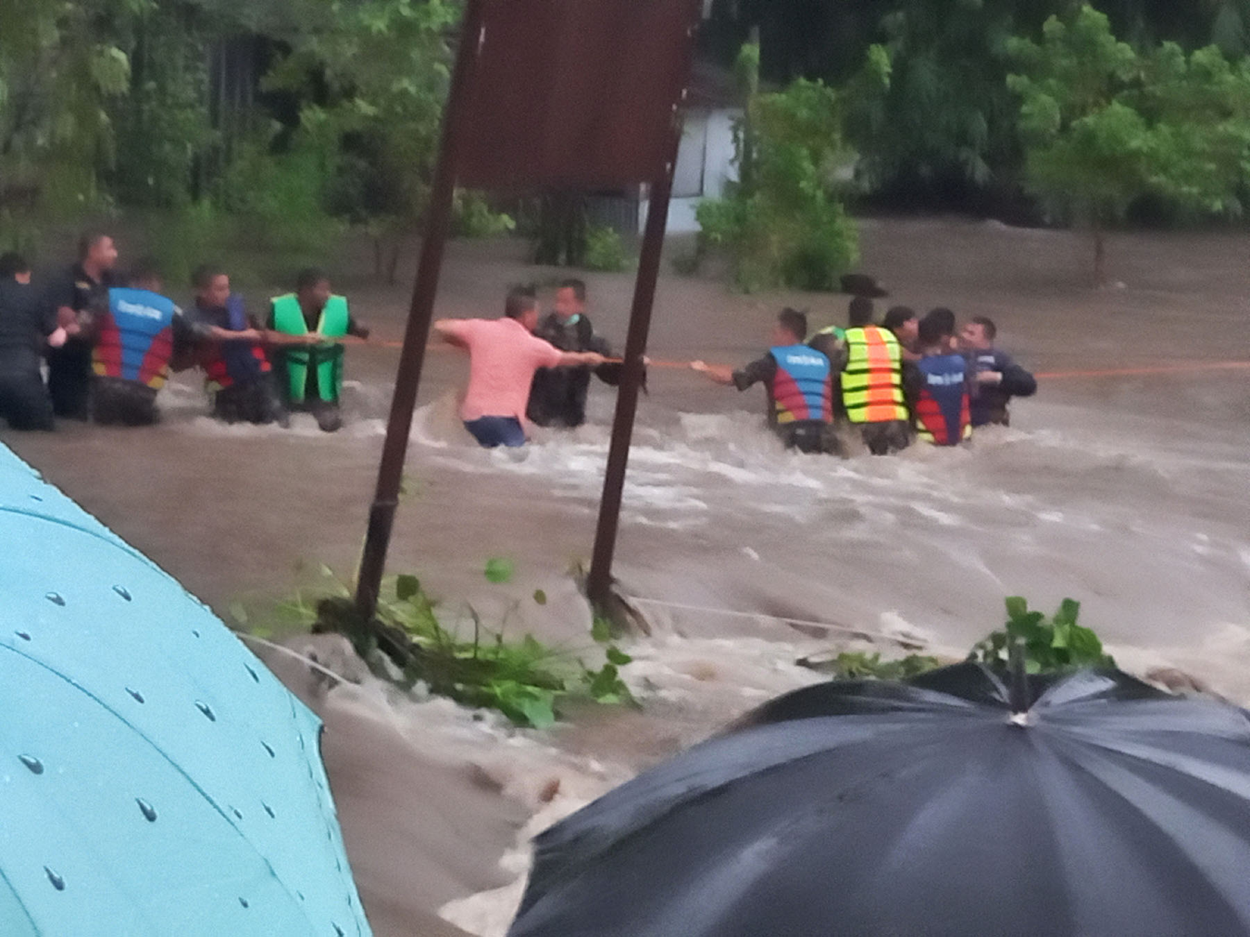 कैलालीका बाढी पीडित भन्छन्- घर भएकाहरू त फर्केलान्, हामी कहाँ जाउँला ?